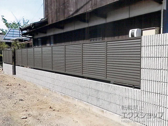 愛媛県西条市のLIXIL リクシル(TOEX)のフェンス・柵 プレスタフェンス 8型 横ルーバー フリーポールタイプ 施工例