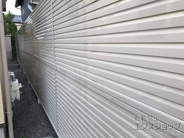 滋賀県熊本市のYKKAPのフェンス・柵 ミエーネフェンス 目隠しルーバータイプ 2段支柱 自立建て用（パネル2段） 施工例