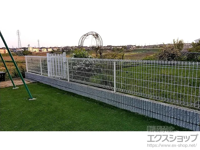 茨城県町田市の積水樹脂(セキスイ)のフェンス・柵 メッシュフェンスA型[スチール製] 自在柱式 施工例