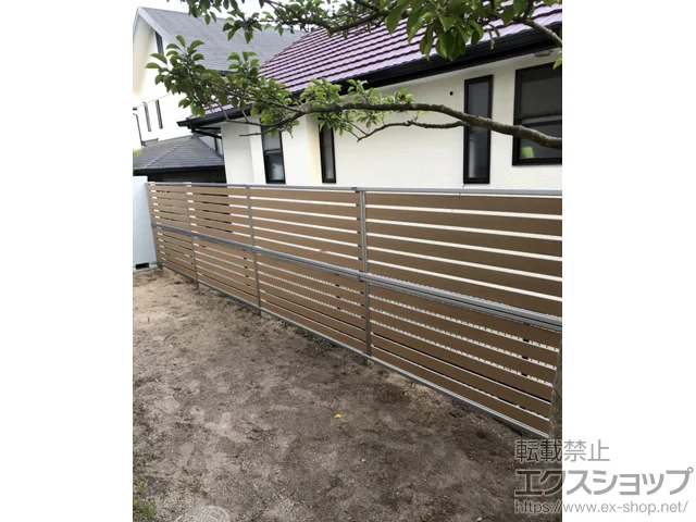 広島県仙台市のYKKAPのフェンス・柵 ルシアスフェンスF04型 横板 木目カラー 2段支柱 自立建て用（パネル2段） 施工例