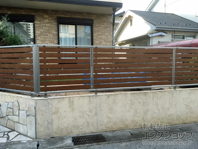 千葉県流山市のYKKAPのフェンス・柵 ルシアスフェンスF04型 横板 木目カラー 自由柱施工 施工例