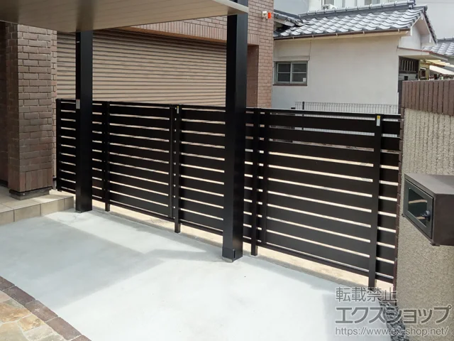広島県さいたま市のYKKAPのフェンス・柵 ルシアスフェンスF04型 横板 木目カラー 自由柱施工 施工例
