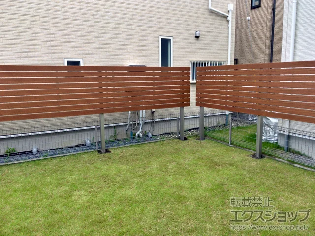 埼玉県茨木市のValue Selectのフェンス・柵 ルシアスフェンスH02型 横板格子 複合カラー 2段支柱 自立建て用（パネル2段） 施工例