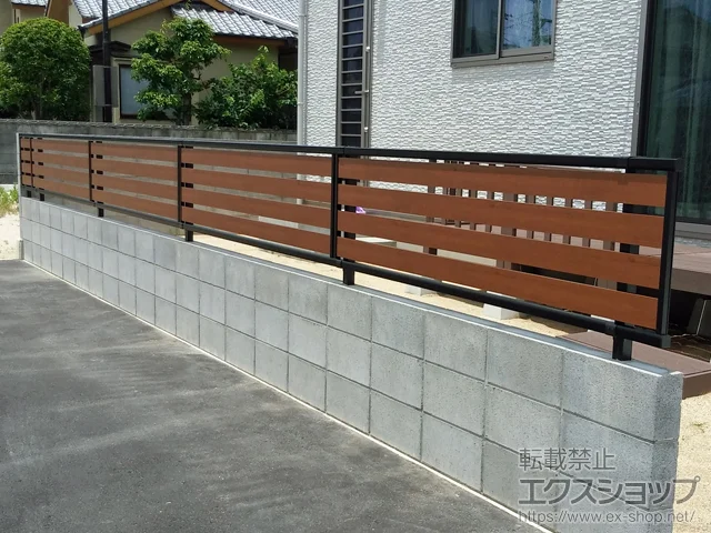 愛媛県大阪市のYKKAPのフェンス・柵 モクアルフェンス 横板タイプ 自由柱施工 施工例