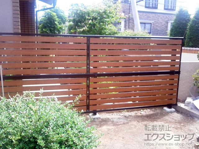 大阪府流山市のYKKAPのフェンス・柵 モクアルフェンス 横板タイプ 2段支柱 自立建て用（パネル2段） 施工例