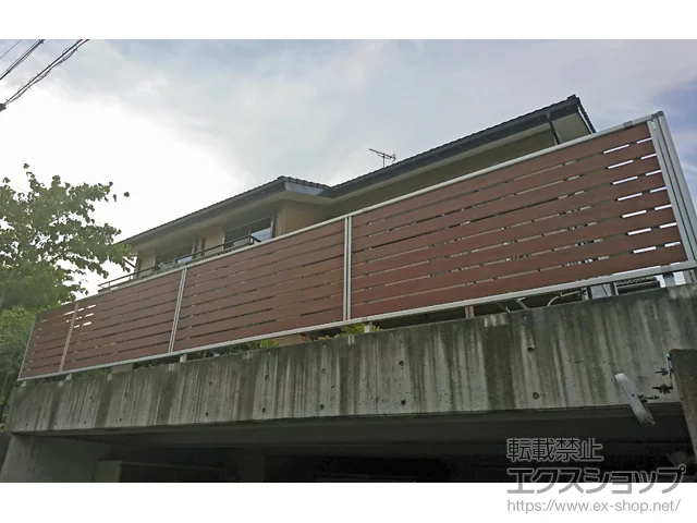 岐阜県横須賀市のValue Selectのフェンス・柵 ルシアスフェンスF04型 横板 木目カラー 自由柱タイプ 施工例