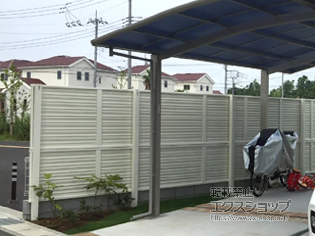 千葉県三田市のYKKAPのフェンス・柵 ミエーネフェンス 目隠しルーバータイプ 2段支柱 自立建て用 施工例