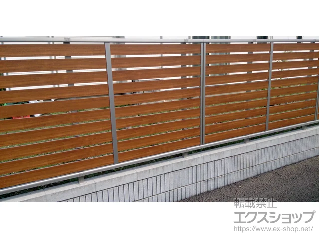 埼玉県幸手市のYKKAPのフェンス・柵 ルシアスフェンスF04型 横板 複合カラー 自由柱施工 施工例