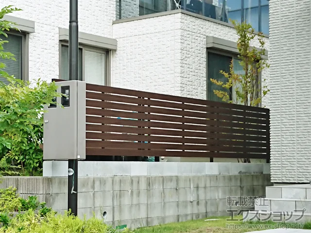 大阪府新城市のValue Selectのフェンス・柵 ルシアスフェンスH02型 横板格子 複合カラー 自由柱施工 施工例