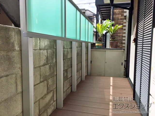 神奈川県横浜市のYKKAPのフェンス・柵、ウッドデッキ シンプレオフェンスP1型 パネル 2段支柱 施工例