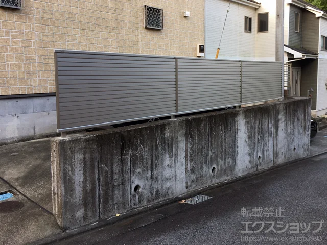 神奈川県秦野市のYKKAPのフェンス・柵 シンプレオフェンス5型 横目隠し 自由柱施工 施工例