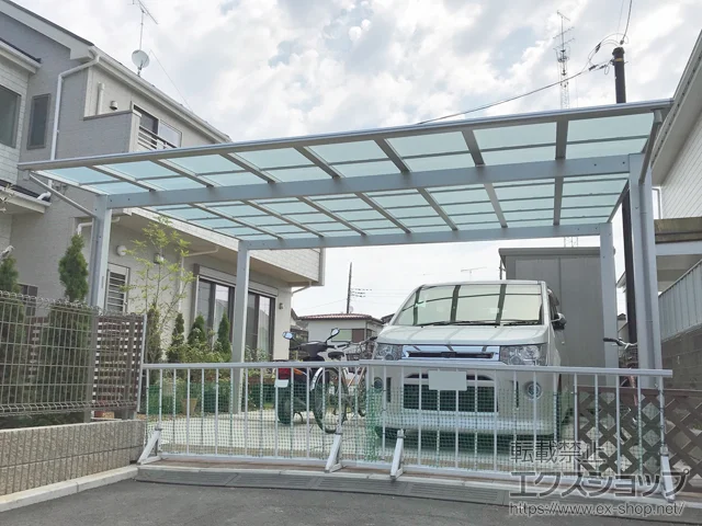 東京都東久留米市のYKKAPのカーポート エフルージュ ツイン 積雪〜20cm対応 施工例
