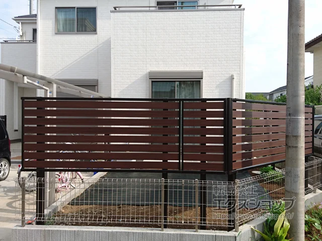 茨城県豊中市のValue Selectのフェンス・柵 モクアルフェンス 横板タイプ 2段支柱 自立建て用/上段のみ 施工例