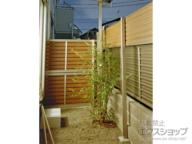 東京都調布市のYKKAPのフェンス・柵、テラス屋根 ルシアスフェンスH02型 横板格子 木調カラー 2段支柱 自立建て用 施工例