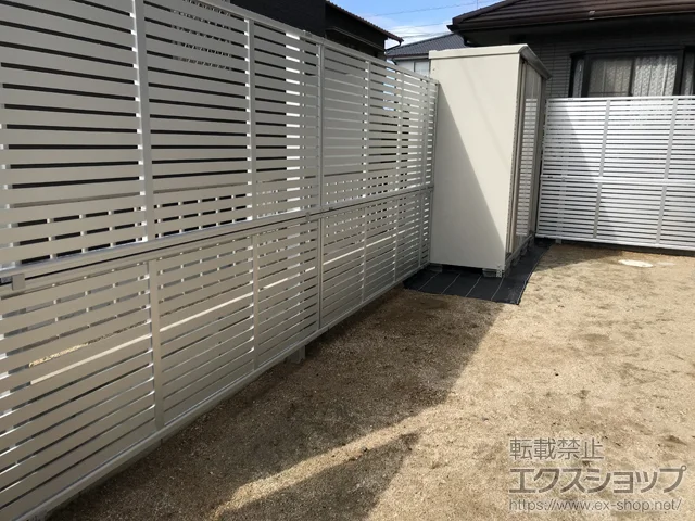 岡山県越谷市のYKKAPのフェンス・柵 シンプレオフェンス3型 横太格子 2段支柱 自立建て用（パネル2段） 施工例
