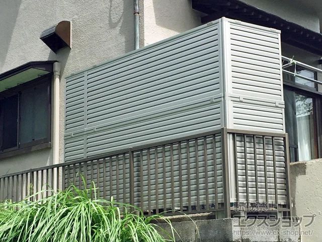 静岡県伊勢市のYKKAPのフェンス・柵 ミエーネフェンス 目隠しルーバータイプ 2段支柱 自立建て用（パネル2段） 施工例