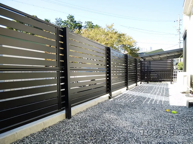 岐阜県摂津市のValue Selectのフェンス・柵 モクアルフェンス 横板タイプ 2段支柱 自立建て用（パネル2段） 施工例