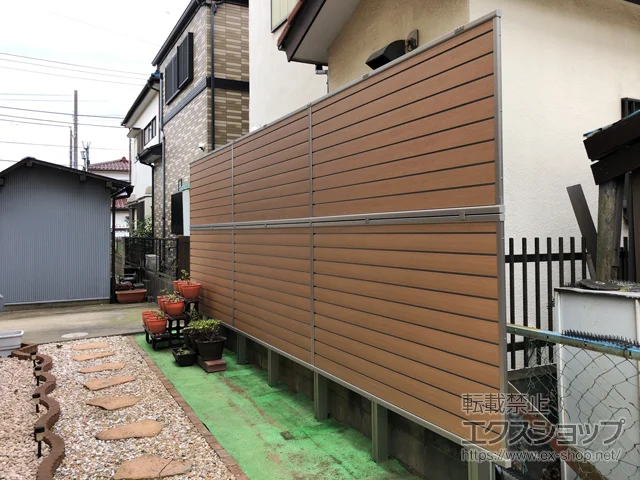 千葉県高松市のYKKAPのフェンス・柵 ルシアスフェンスF02型 横目隠し 複合カラー 2段支柱 自立建て用（パネル2段） 施工例