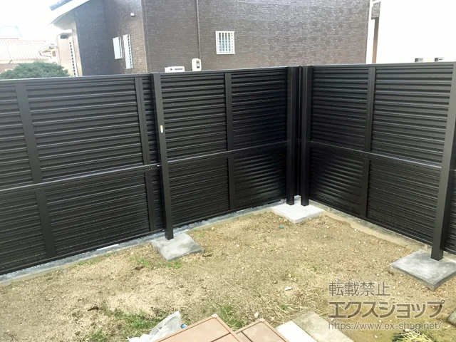 三重県多賀城市のYKKAPのフェンス・柵 ミエーネフェンス 目隠しルーバータイプ 2段支柱 自立建て用（パネル2段） 施工例