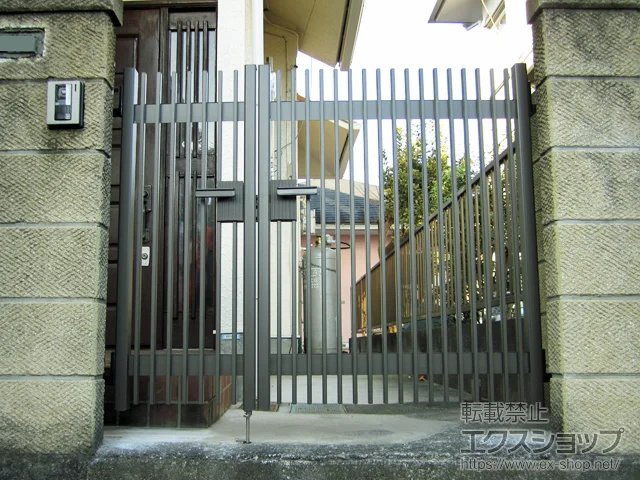 東京都千葉市のYKKAPの門扉 ハイ千峰 両開き親子 柱使用 施工例
