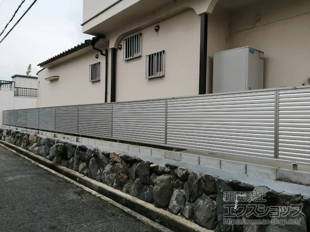 大阪府鈴鹿市のYKKAPのフェンス・柵 ミエーネフェンス 目隠しルーバータイプ 自由柱施工 施工例