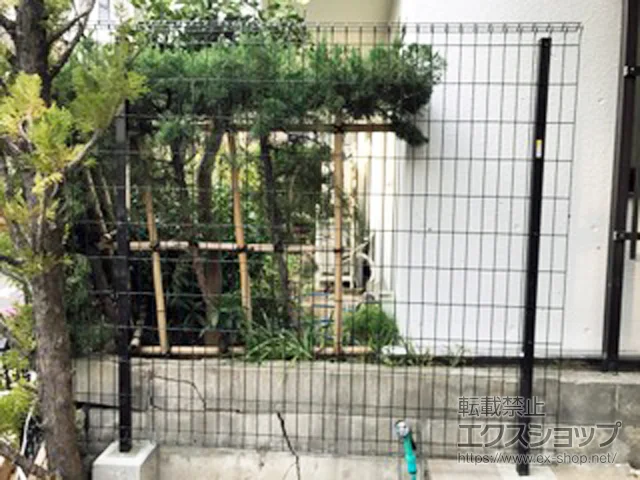 東京都世田谷区のYKKAPのカーゲート、フェンス・柵 イーネットフェンス1F型 自由柱施工 施工例