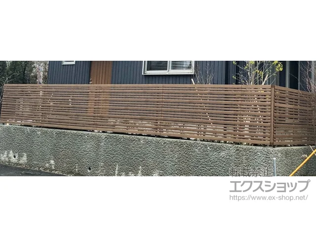 神奈川県白河市の三協アルミのフェンス・柵 フェンスAA YR1型 横格子 ランダム 木調カラー フリーポールタイプ 施工例
