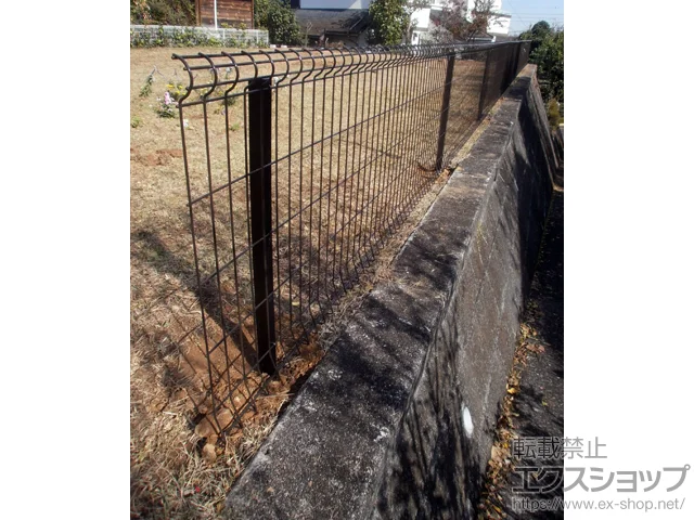 埼玉県日高市のYKKAPのフェンス・柵 イーネットフェンス 2F型 自由柱施工 施工例