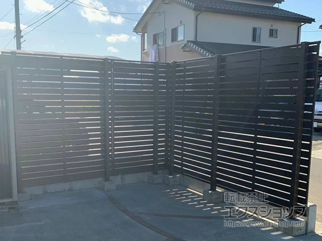 福島県横須賀市のValue Selectのフェンス・柵 シンプレオフェンスSY1型 横半目隠し 2段支柱 自立建て用 施工例