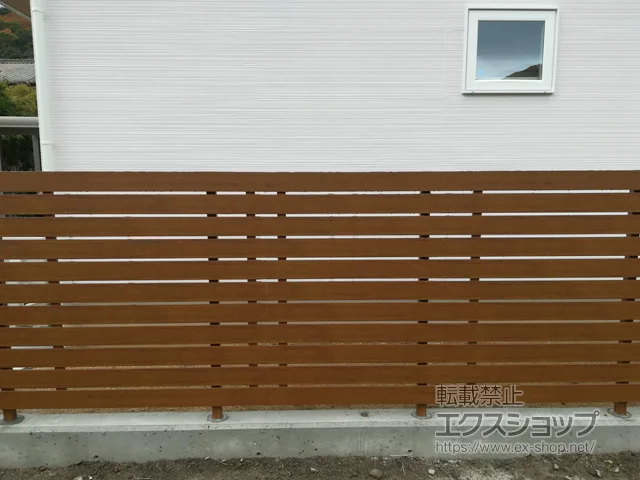香川県沼田市のYKKAPのフェンス・柵 ルシアスフェンスH02型 横板格子 木調カラー 自由柱施工 施工例
