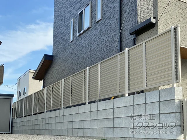 福岡県霧島市のYKKAPのフェンス・柵 ミエーネフェンス 目隠しルーバータイプ 自由柱施工 施工例