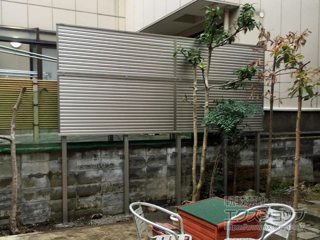 石川県石巻市のValue Selectのフェンス・柵 シンプレオフェンス13型 目隠しルーバー 3段支柱 自立建て用(パネル2段) 施工例