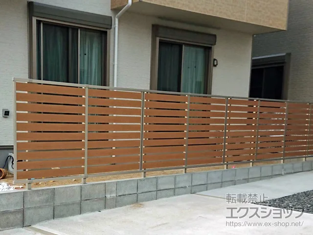 福岡県ひたちなか市のValue Selectのフェンス・柵 ルシアスフェンスF04型 横板 木目カラー 自由柱施工 施工例