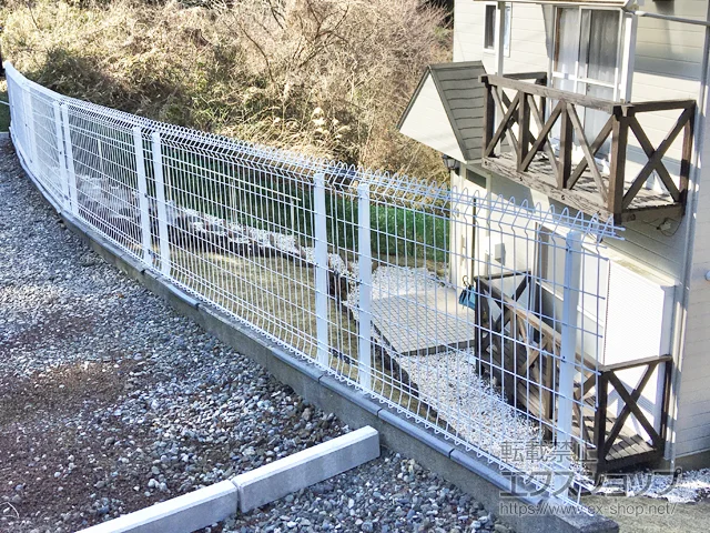 静岡県伊豆の国市の積水樹脂(セキスイ)のフェンス・柵 メッシュフェンス G10 自由柱 施工例