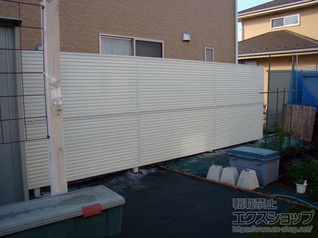茨城県八尾市の積水樹脂(セキスイ)のフェンス・柵 シンプレオフェンス13型 目隠しルーバー 2段支柱 自立建て用(パネル2段) 施工例