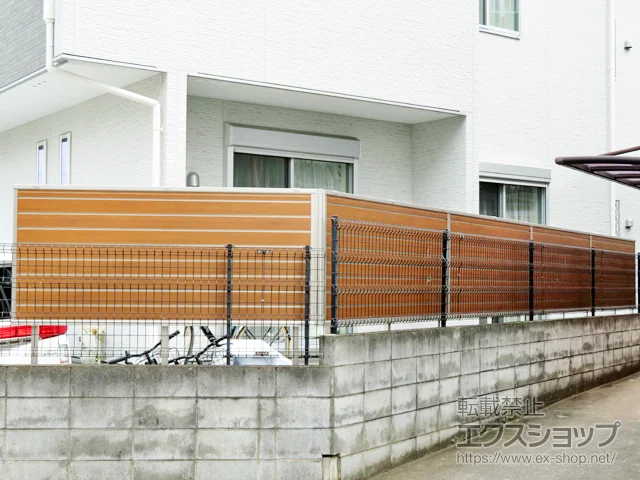 埼玉県八王子市のFandFのフェンス・柵 ルシアスフェンスF02型 横目隠し 木調カラー 上段のみ設置 ブロック建て用 施工例