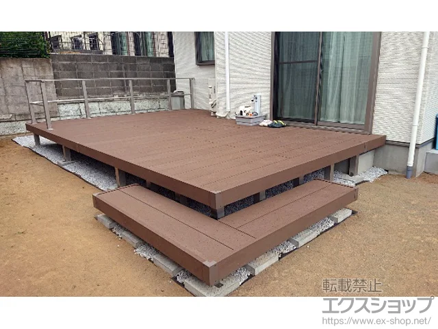 神奈川県高萩市のYKKAPのウッドデッキ リウッドデッキ 200＋段床セット 正面・片側面タイプ１段＋ルシアスデッキフェンスB02型＜横格子1本タイプ＞ 施工例