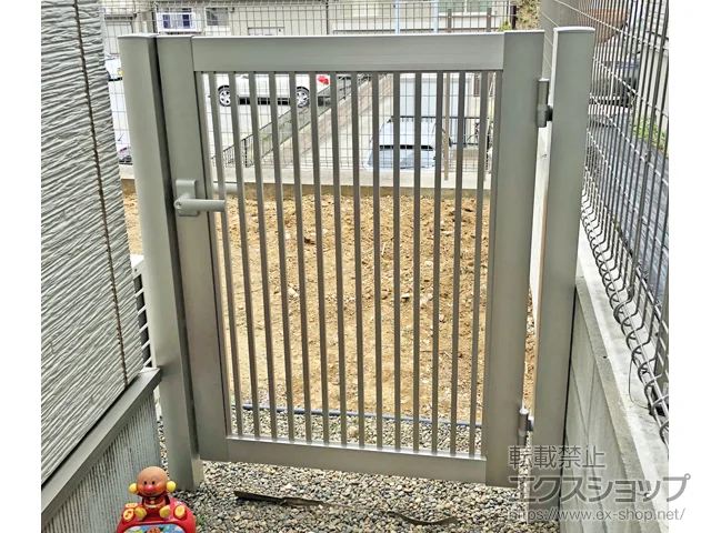 千葉県逗子市のLIXIL リクシル(TOEX)の門扉 シンプレオ門扉10型 たて粗格子 片開き 門柱使用 施工例
