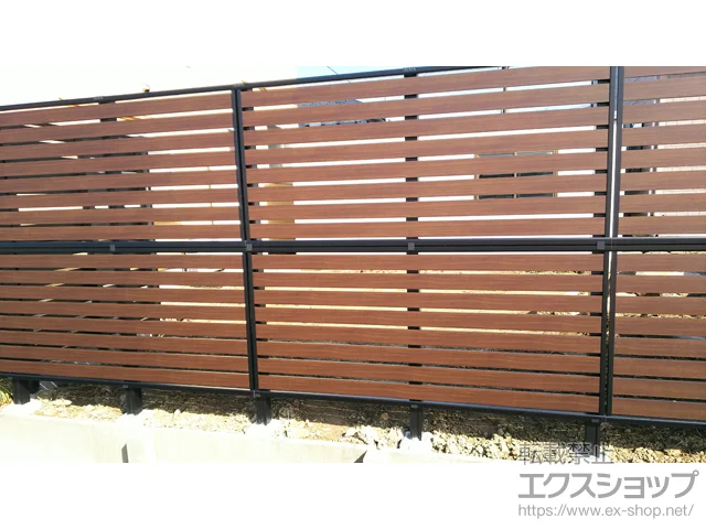 新潟県八戸市のYKKAPのフェンス・柵 モクアルフェンス 横板タイプ 2段支柱 自立建て用（パネル2段） 施工例