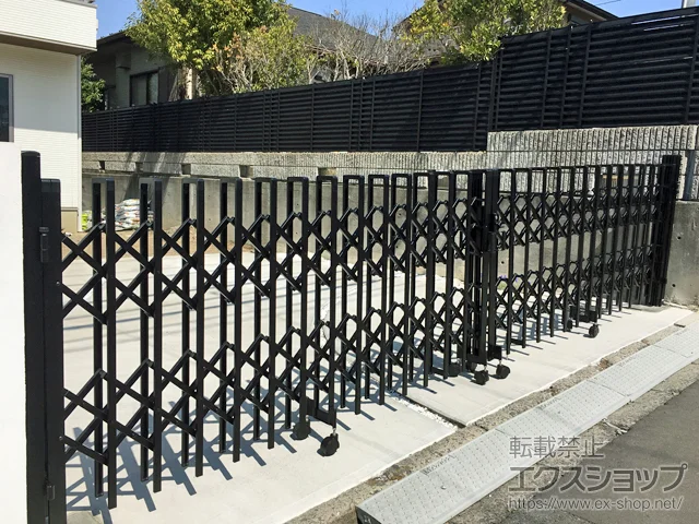 神奈川県上尾市のLIXIL リクシル(TOEX)のカーゲート トリップゲート 傾斜地専用型 ノンレール 両開き　52W(26S+26S) 施工例