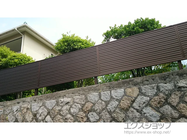 広島県広島市のValue Selectのフェンス・柵 ミエーネフェンス 目隠しルーバータイプ 2段支柱 自立建て用（パネル1段） 施工例
