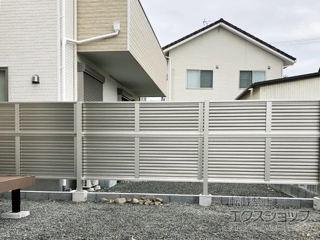 静岡県静岡市のValue Selectのフェンス・柵 ミエーネフェンス 目隠しルーバータイプ 2段支柱 自立建て用（パネル2段） 施工例