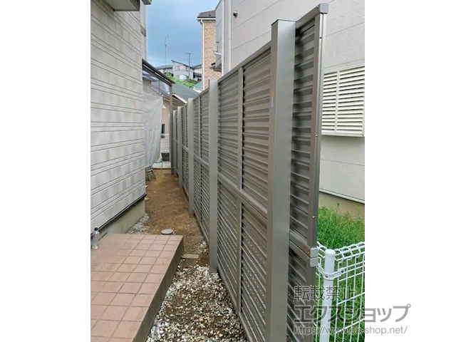 神奈川県横浜市のValue Selectのフェンス・柵 ミエーネフェンス 目隠しルーバータイプ 2段支柱 自立建て用（パネル2段） 施工例