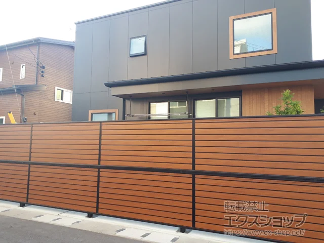 佐賀県多賀城市のYKKAPのフェンス・柵 ルシアスフェンスF02型 横目隠し 木調カラー 2段支柱 自立建て用 施工例