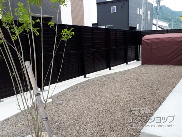 佐賀県多賀城市のYKKAPのフェンス・柵 ルシアスフェンスF02型 横目隠し 木調カラー 2段支柱 自立建て用 施工例