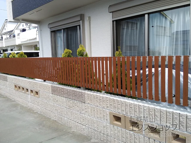 神奈川県平塚市のYKKAPのフェンス・柵、カーポート ルシアスフェンスH08型 縦板+細縦格子 複合カラー 自由柱施工 施工例