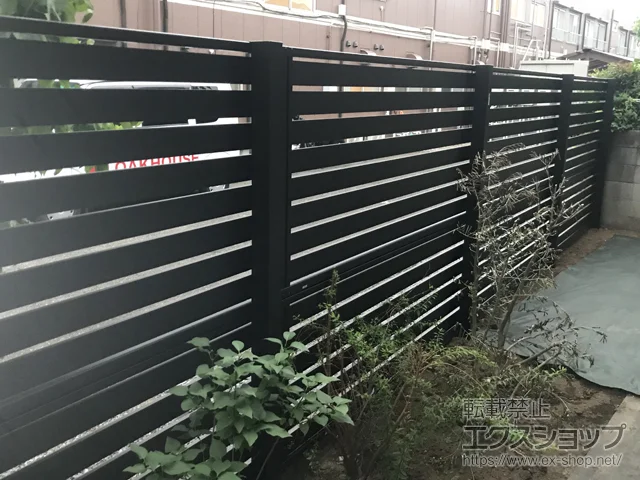 東京都練馬区のValue Selectのフェンス・柵 モクアルフェンス 横板タイプ 2段支柱 自立建て用（パネル2段） 施工例
