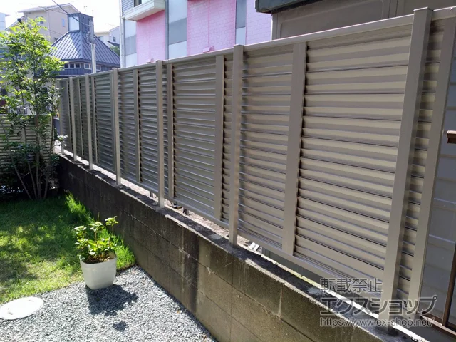 福岡県春日市のYKKAPのフェンス・柵 シンプレオフェンス13型 ルーバー 自由柱施工 施工例