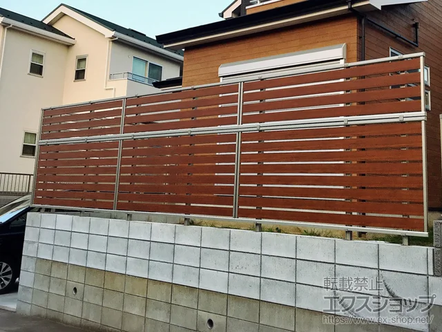 千葉県南アルプス市のValue Selectのフェンス・柵 ルシアスフェンスF04型 横板 木目カラー 2段支柱 ブロック建て用 施工例