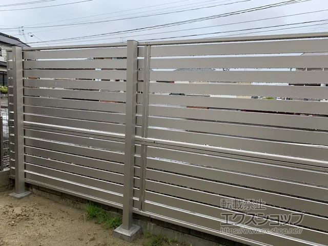 宮城県仙台市のValue Selectのフェンス・柵 ルシアスフェンスF04型 横板 木目カラー 2段支柱 自立建て用（パネル2段） 施工例